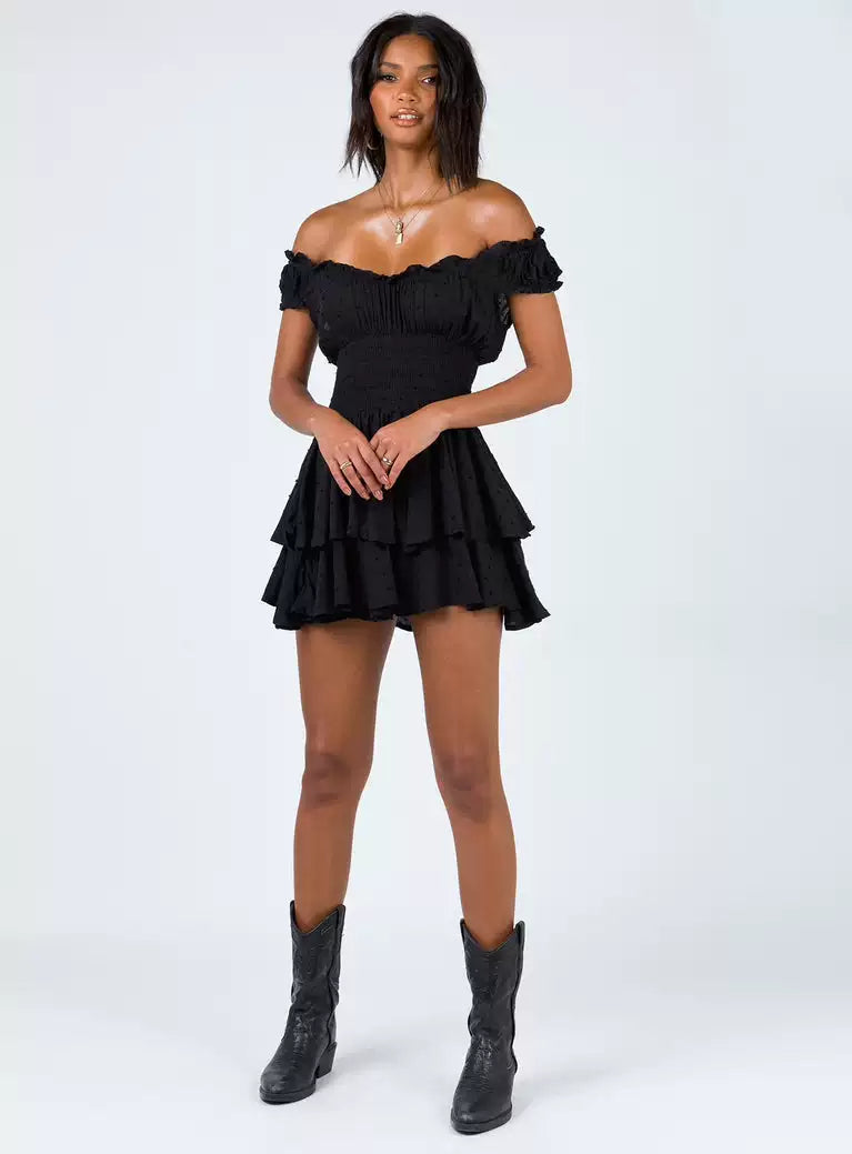 Princess Polly, a spicy girl with ruffled edges and off the shoulder, is wearing the same black waist cinching elastic slimming dress